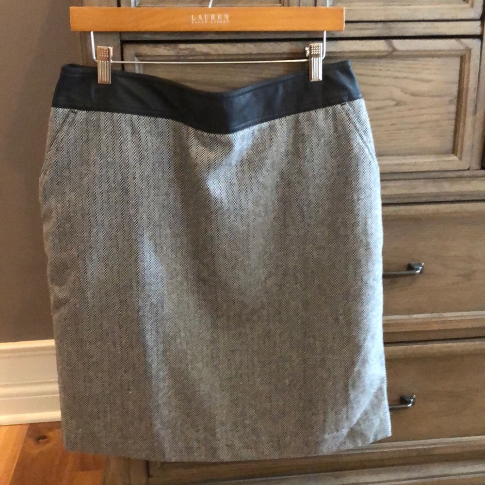 Skirt with leather look band around waisted